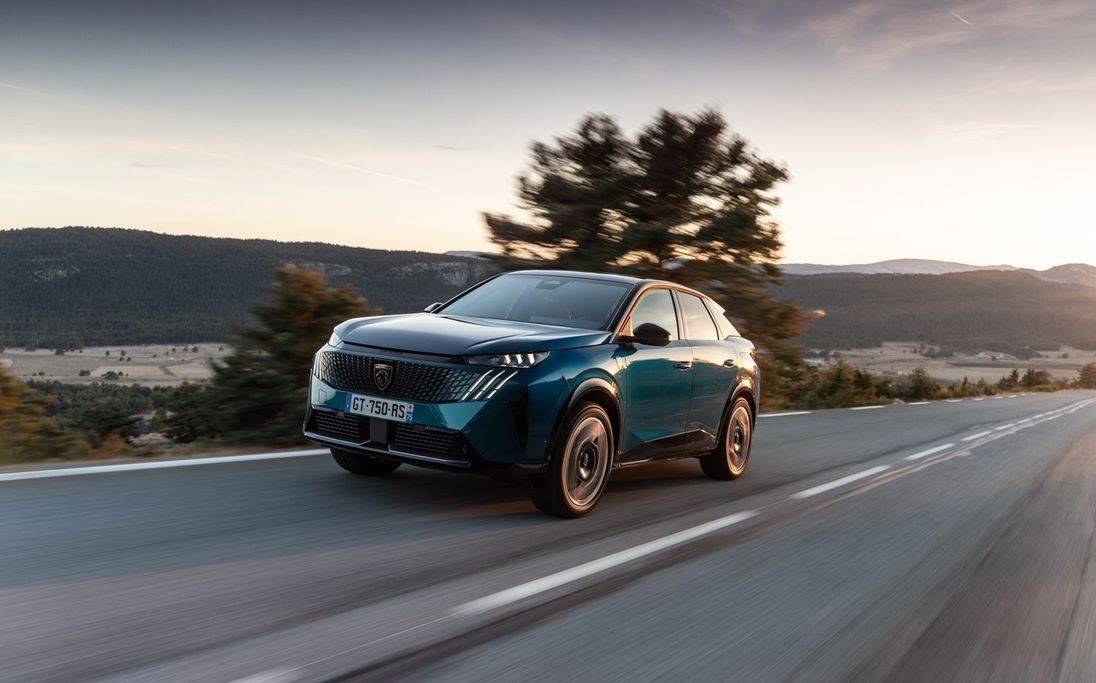Cận cảnh Peugeot 3008 Plug-in Hybrid, đi được 80km mà không tốn xăng Cận cảnh Peugeot 3008 Plug in Hybrid, đi được 80km mà không tốn xăng