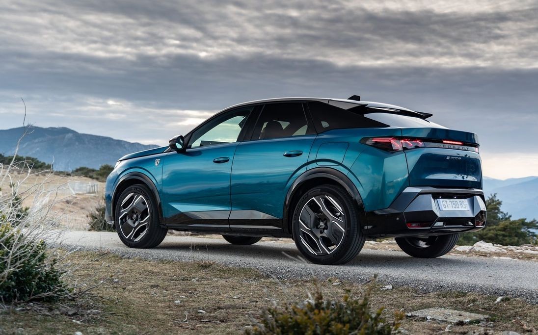 Cận cảnh Peugeot 3008 Plug-in Hybrid, đi được 80km mà không tốn xăng Cận cảnh Peugeot 3008 Plug in Hybrid, đi được 80km mà không tốn xăng