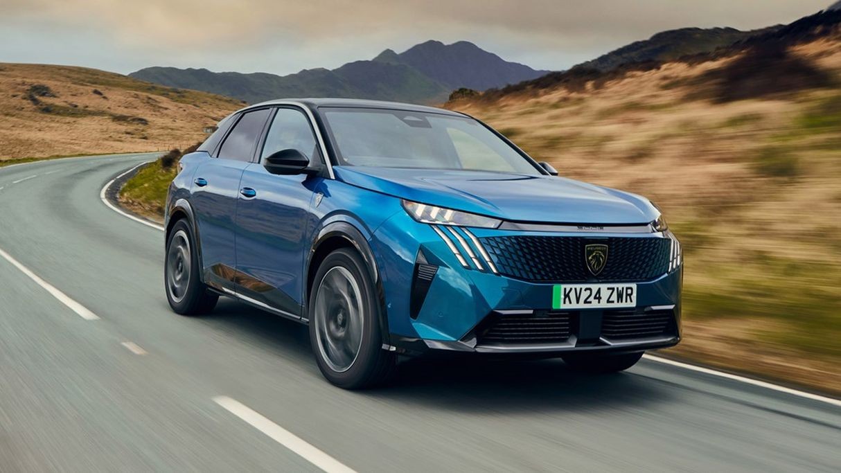 Cận cảnh Peugeot 3008 Plug-in Hybrid, đi được 80km mà không tốn xăng Cận cảnh Peugeot 3008 Plug in Hybrid, đi được 80km mà không tốn xăng