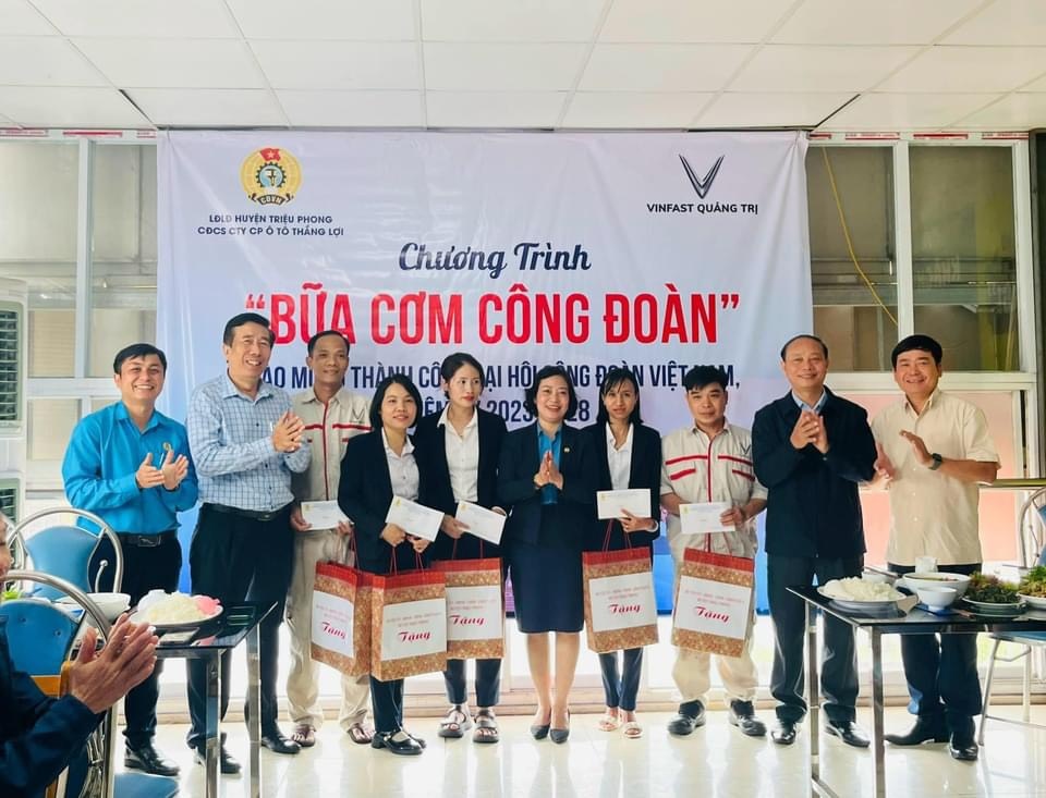 Công đoàn huyện Triệu Phong: Luôn đồng hành với đoàn viên, người lao động yếu thế Công đoàn huyện Triệu Phong: Luôn đồng hành với đoàn viên, người lao động yếu thế