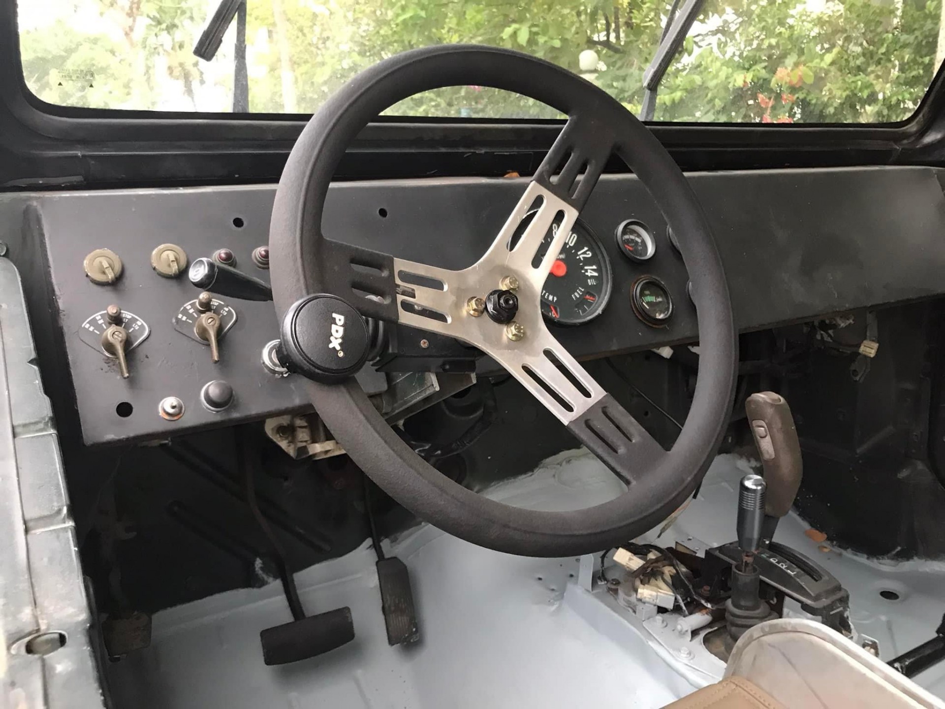 Thú chơi xe cổ của anh Phạm Diên - một người Sài thành