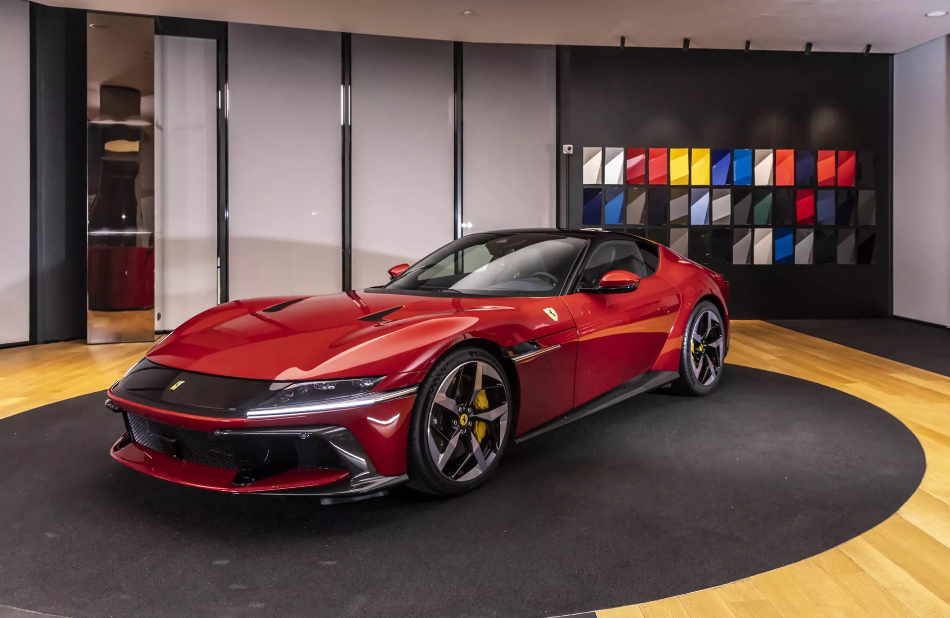 Cận cảnh Ferrari 12Cilindri vừa được doanh nhân Quốc Cường chốt trong một nốt nhạc Cận cảnh Ferrari 12Cilindri vừa được doanh nhân Quốc Cường chốt trong một nốt nhạc