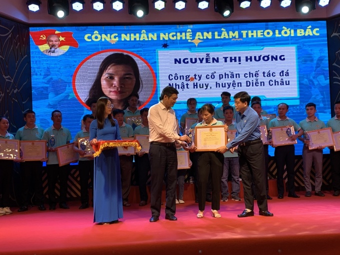 Niềm vui nhân đôi của người đảng viên trong Tháng Công nhân Niềm vui nhân đôi của người đảng viên trong Tháng Công nhân