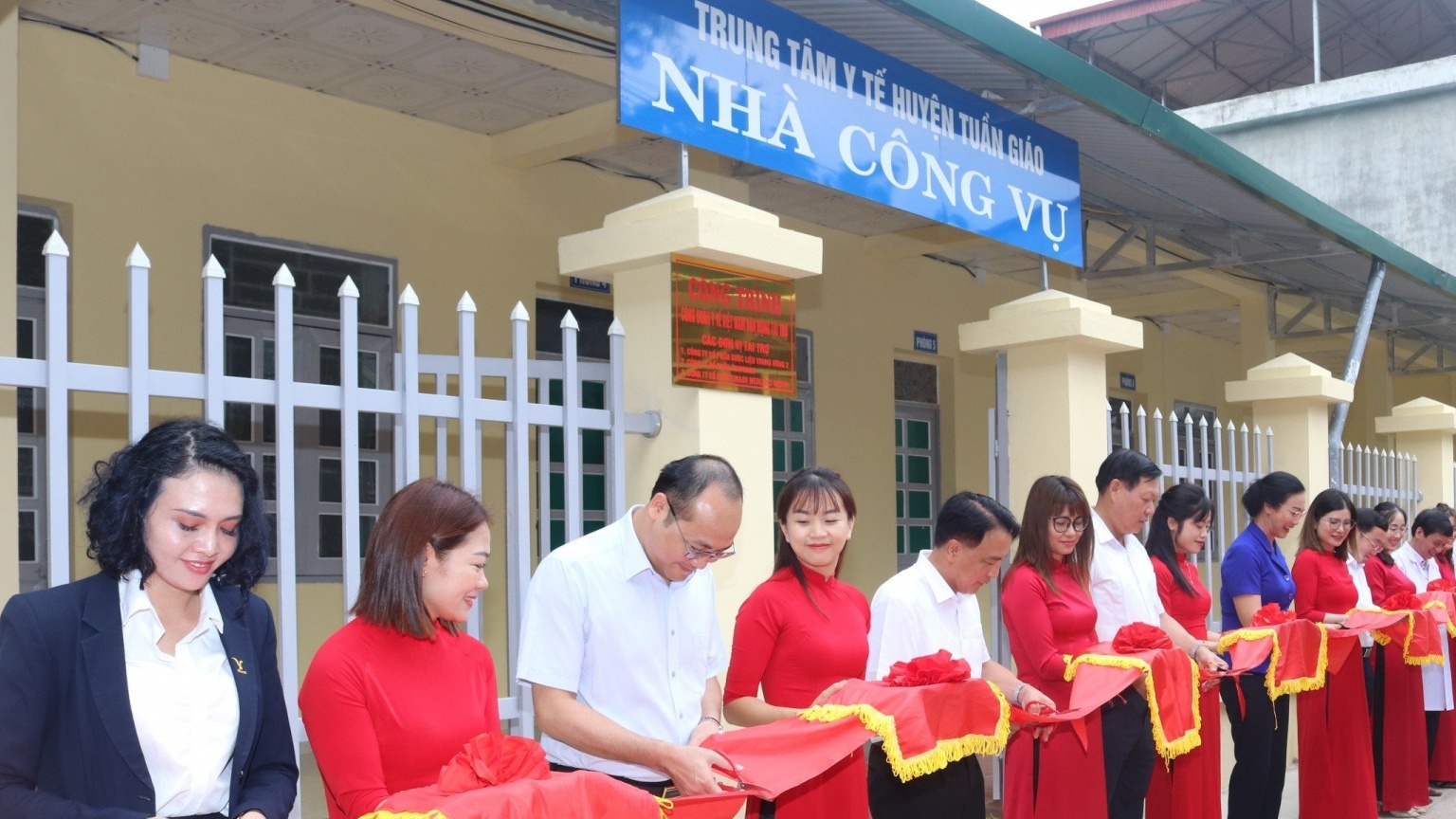 Giúp cán bộ tận tâm cống hiến, chăm lo sức khỏe đồng bào