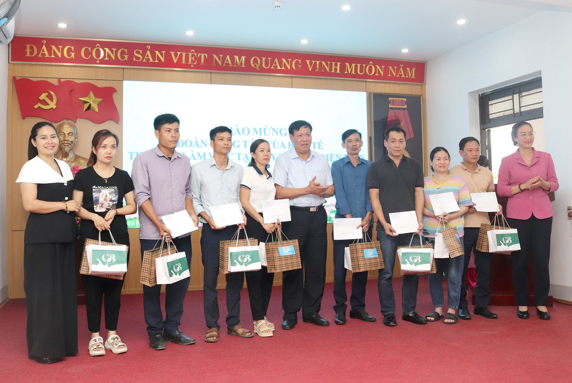 Giúp cán bộ tận tâm cống hiến, chăm lo sức khỏe đồng bào Giúp cán bộ tận tâm cống hiến, chăm lo sức khỏe đồng bào