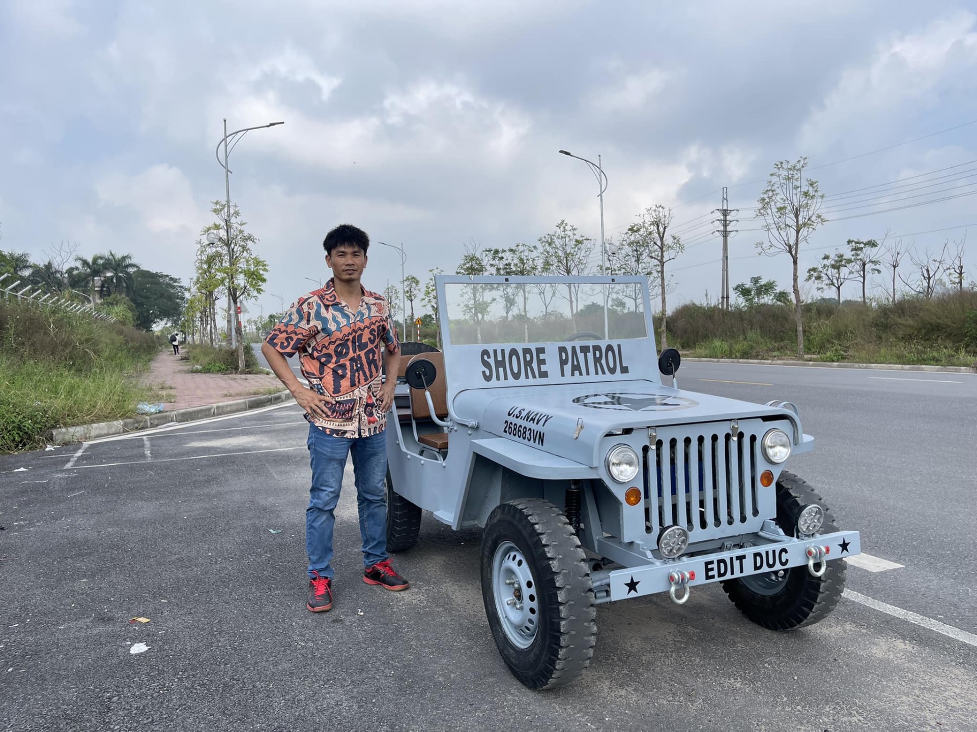 Thợ cơ khí tự sản xuất ô tô chạy điện, giá chỉ vài chục triệu đồng Thợ cơ khí tự sản xuất ô tô chạy điện, giá chỉ vài chục triệu đồng