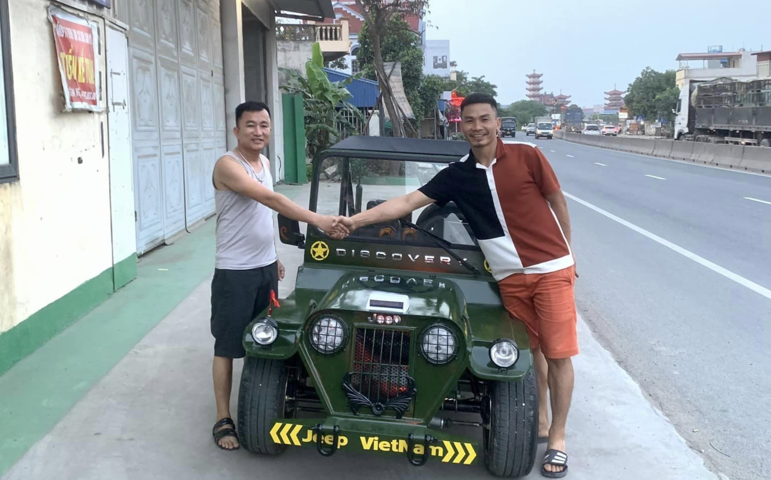 Thợ cơ khí tự sản xuất ô tô chạy điện, giá chỉ vài chục triệu đồng Thợ cơ khí tự sản xuất ô tô chạy điện, giá chỉ vài chục triệu đồng