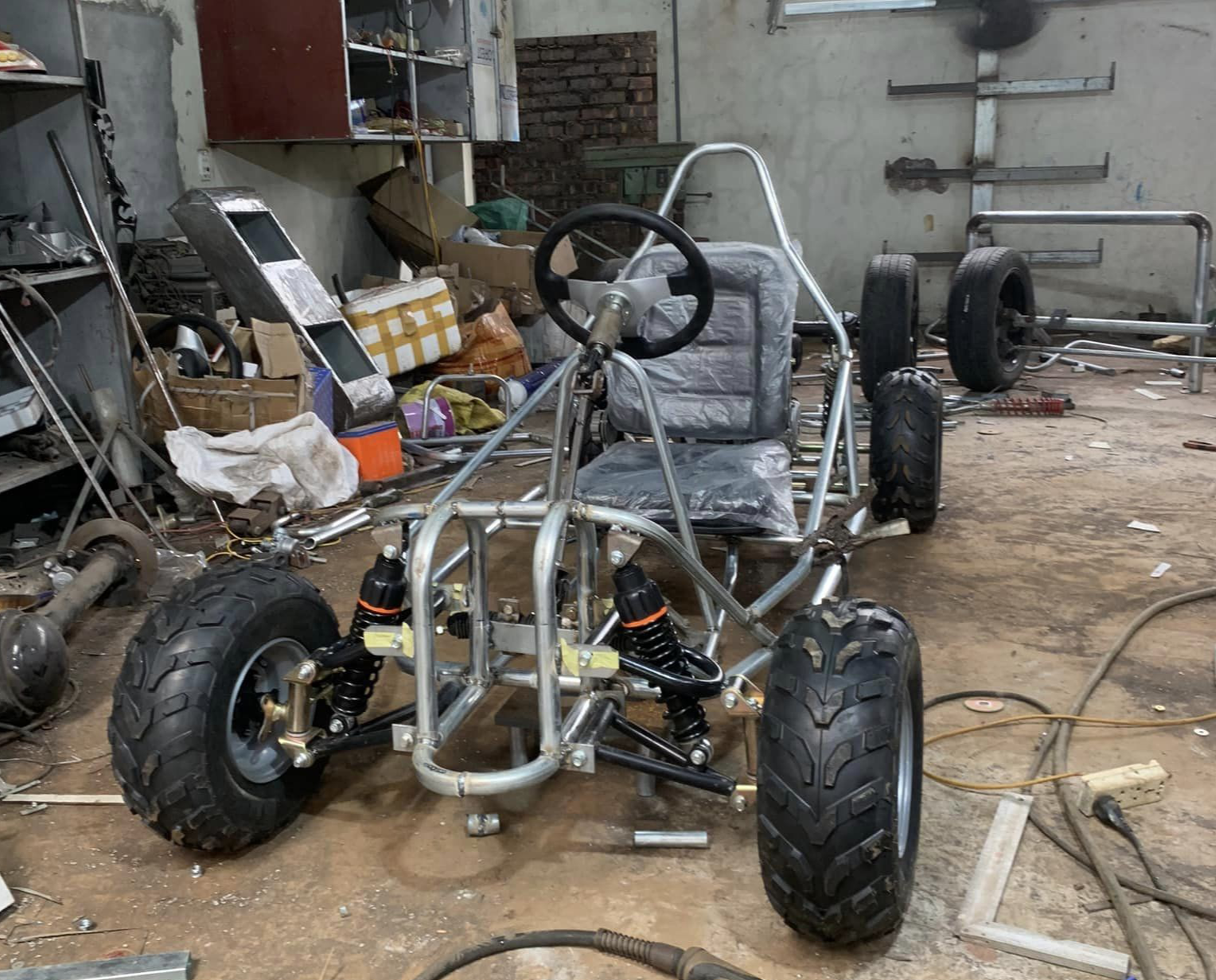 Thợ cơ khí tự sản xuất ô tô chạy điện, giá chỉ vài chục triệu đồng Thợ cơ khí tự sản xuất ô tô chạy điện, giá chỉ vài chục triệu đồng