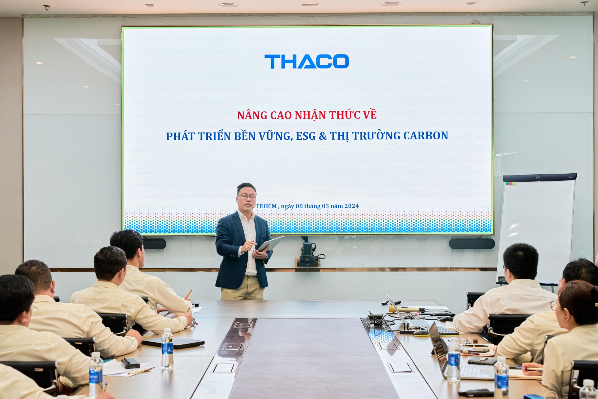 THACO chú trọng nâng cao năng lực của đội ngũ nhân sự sẵn có, hình thành lực lượng nhân sự công nghiệp thế hệ mới. THACO chú trọng nâng cao năng lực của đội ngũ nhân sự sẵn có, hình thành lực lượng nhân sự công nghiệp thế hệ mới.