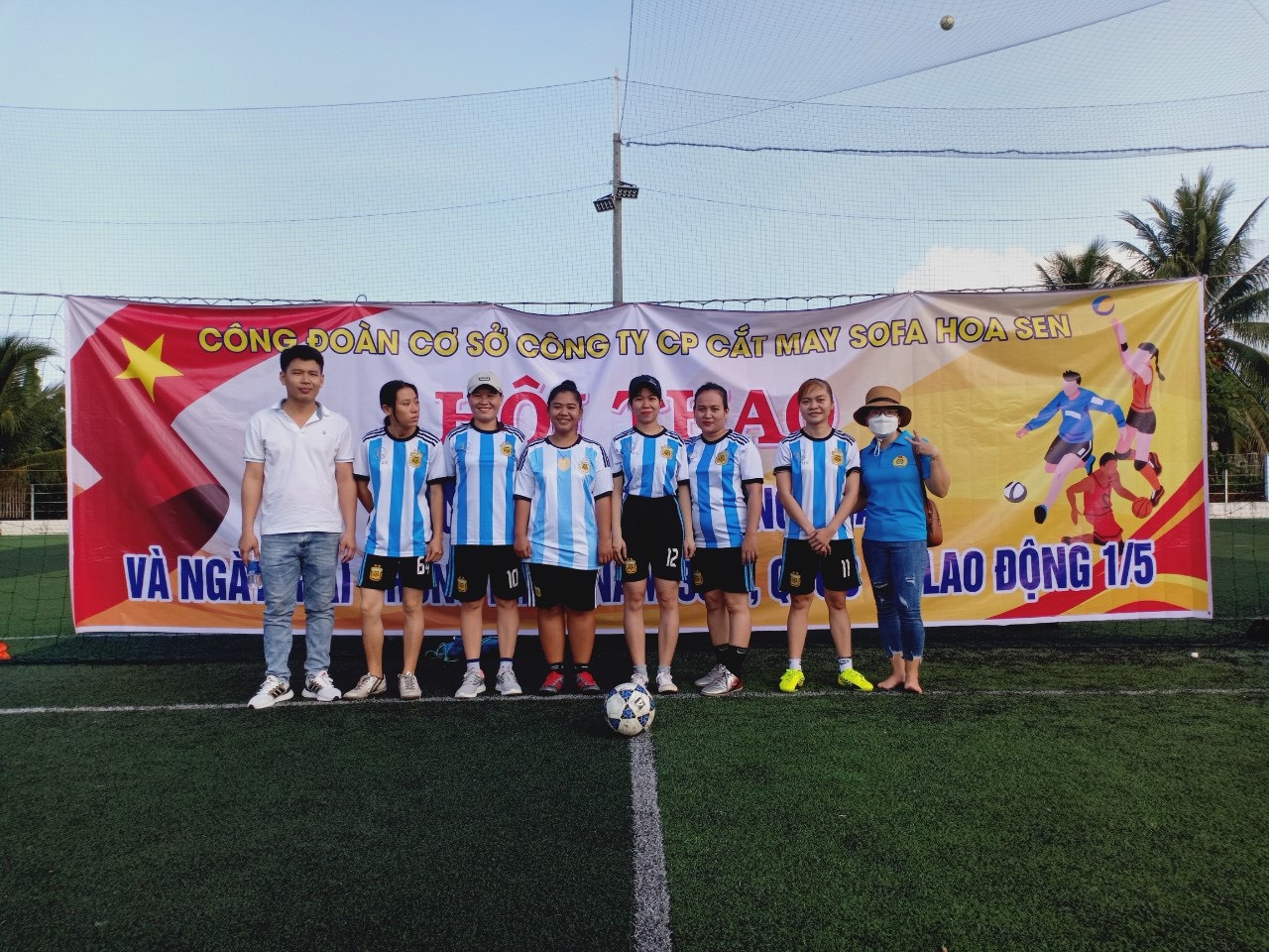 Đoàn viên công đoàn Trần Tố Quyên và chiếc áo màu xanh yêu quý