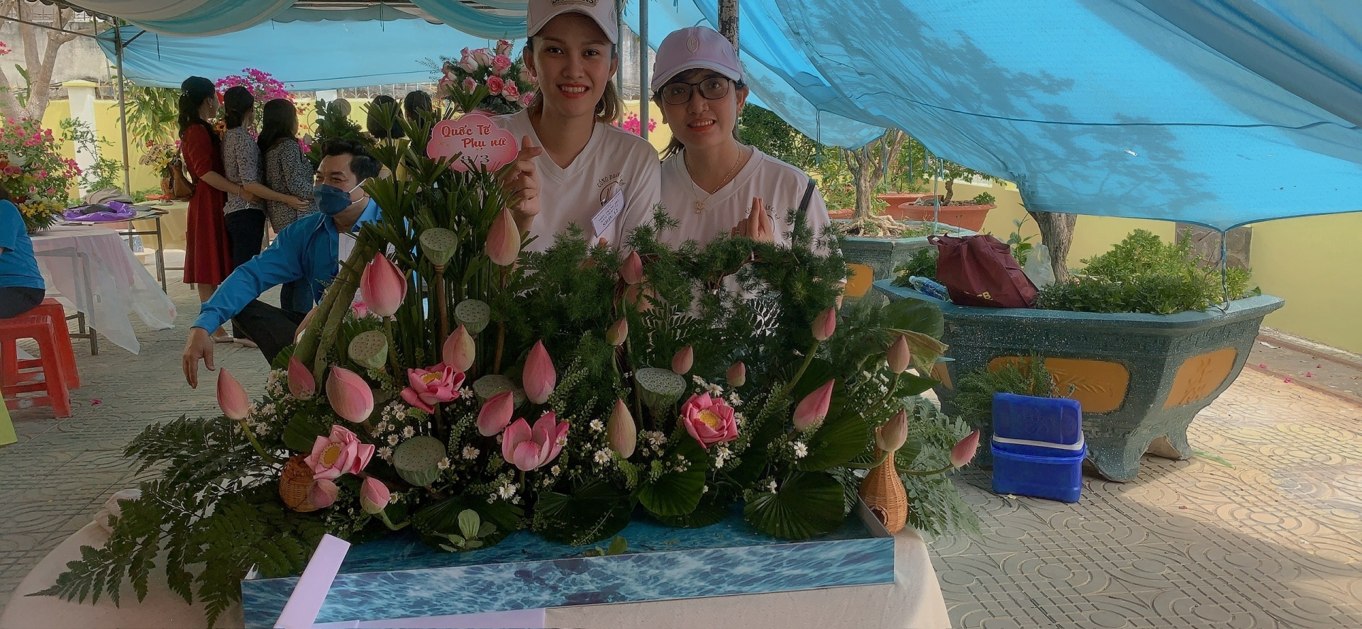 Đoàn viên công đoàn Trần Tố Quyên và chiếc áo màu xanh yêu quý