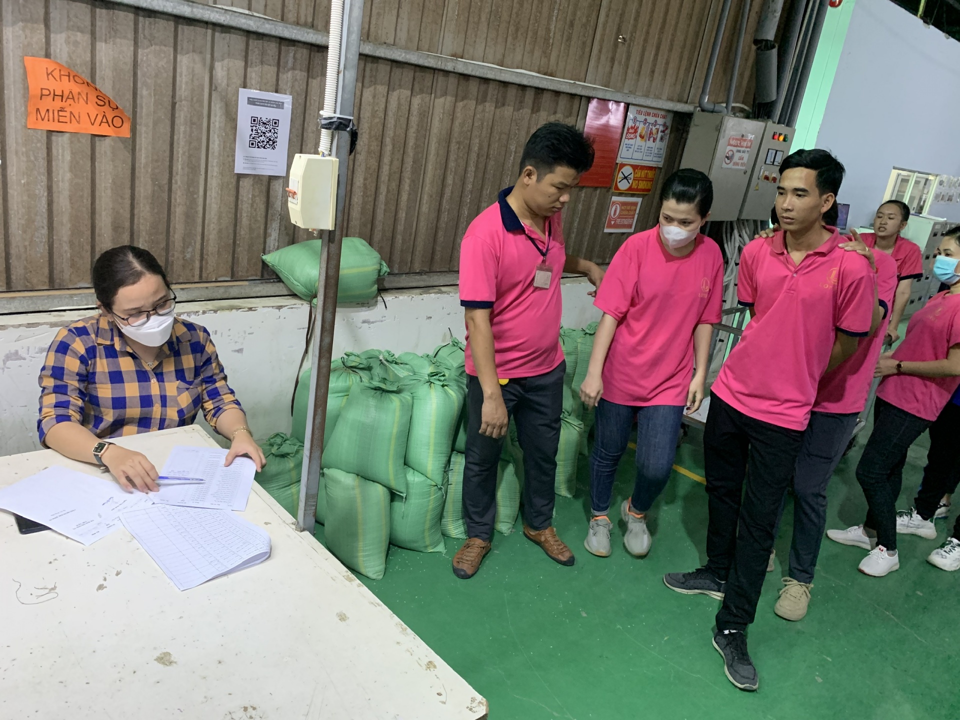 Đoàn viên công đoàn Trần Tố Quyên và chiếc áo màu xanh yêu quý