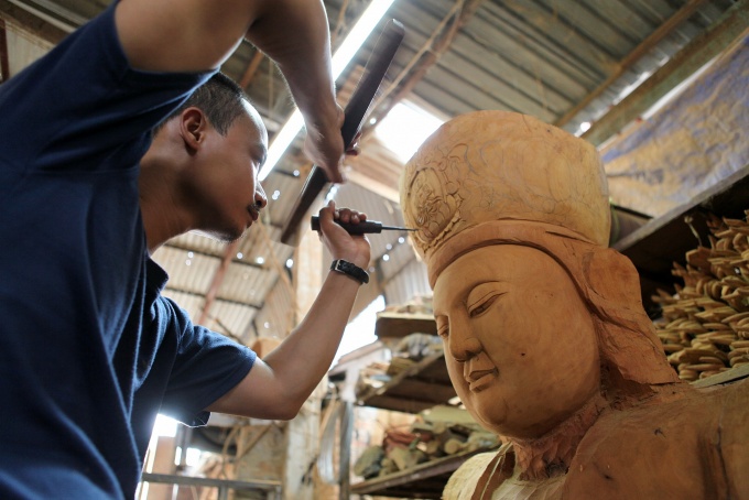 Tài hoa đôi tay người thợ tạc tượng Phật ở Sơn Đồng Tài hoa đôi tay người thợ tạc tượng Phật ở Sơn Đồng