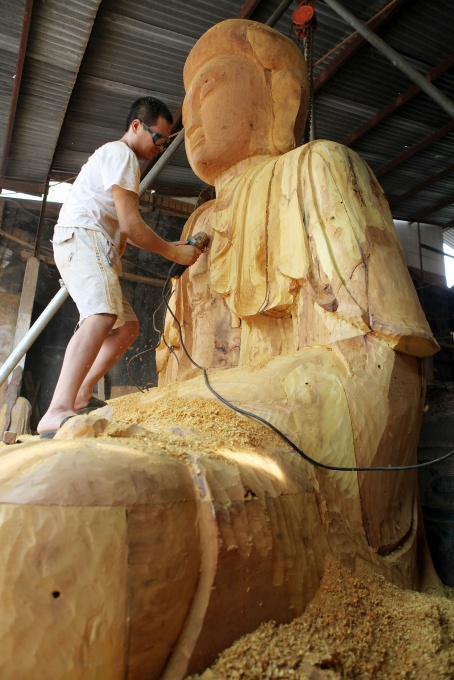 Tài hoa đôi tay người thợ tạc tượng Phật ở Sơn Đồng Tài hoa đôi tay người thợ tạc tượng Phật ở Sơn Đồng