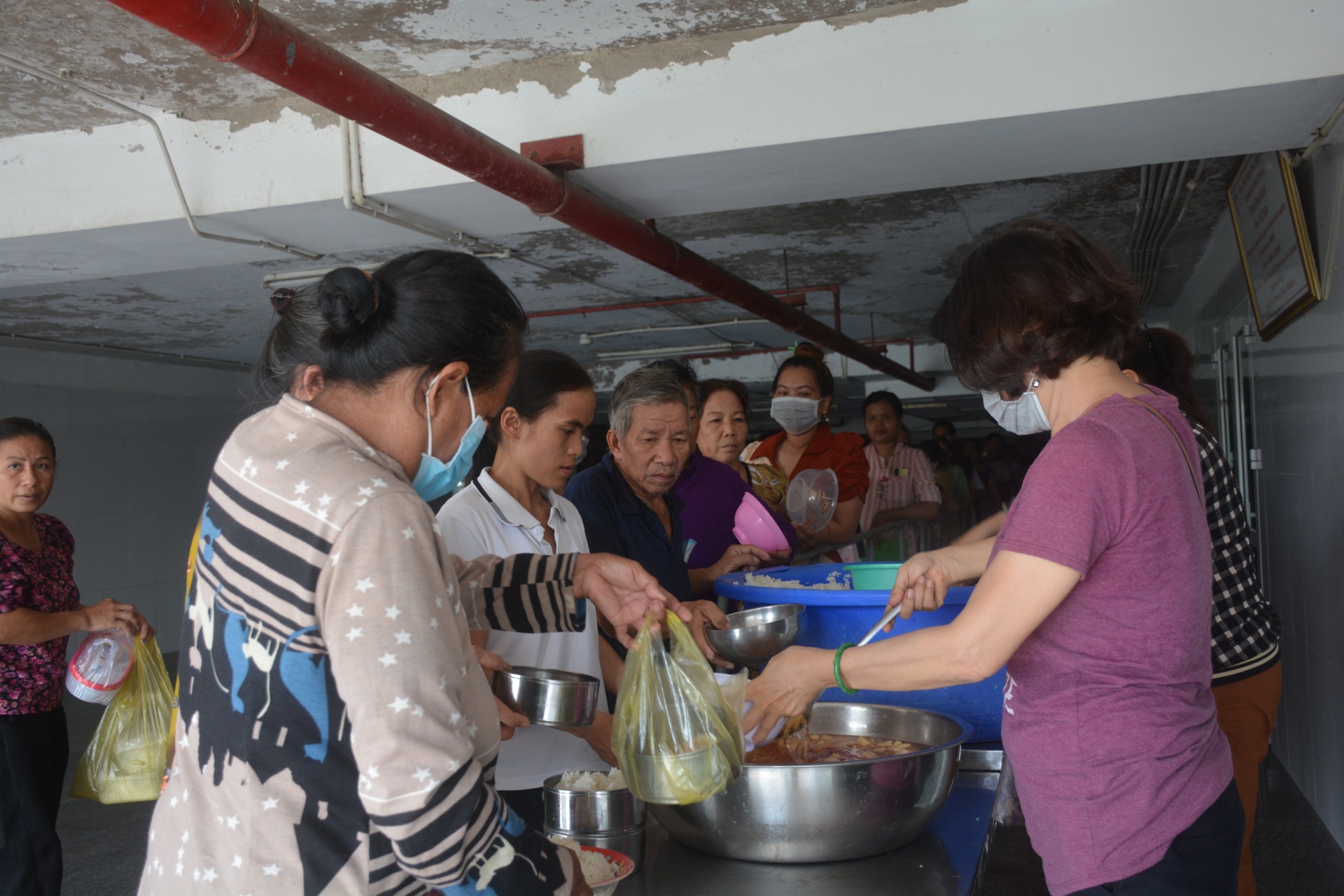 Ấm lòng từ những suất cơm nghĩa tình cho bệnh nhân, người lao động nghèo