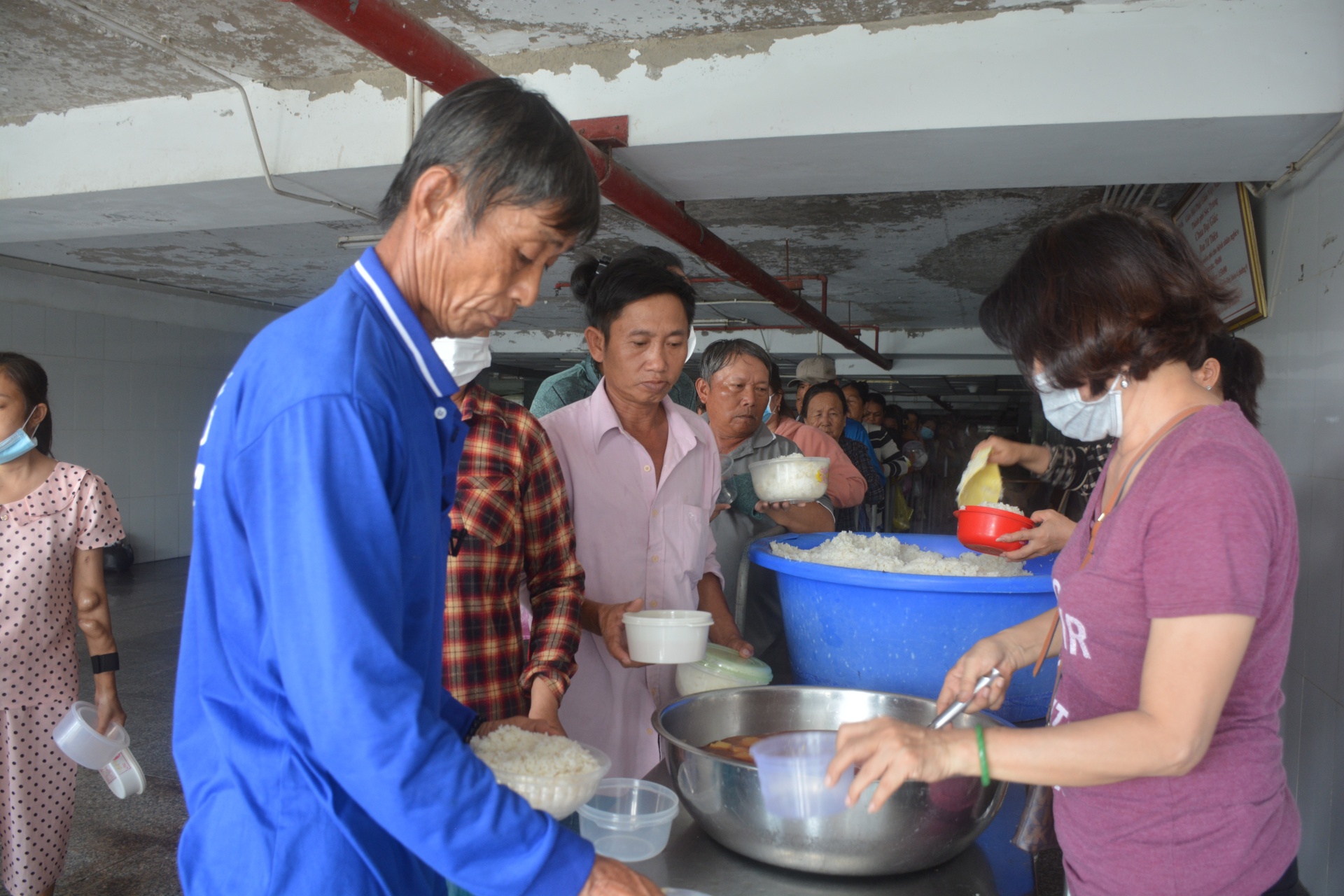 Ấm lòng từ những suất cơm nghĩa tình cho bệnh nhân, người lao động nghèo