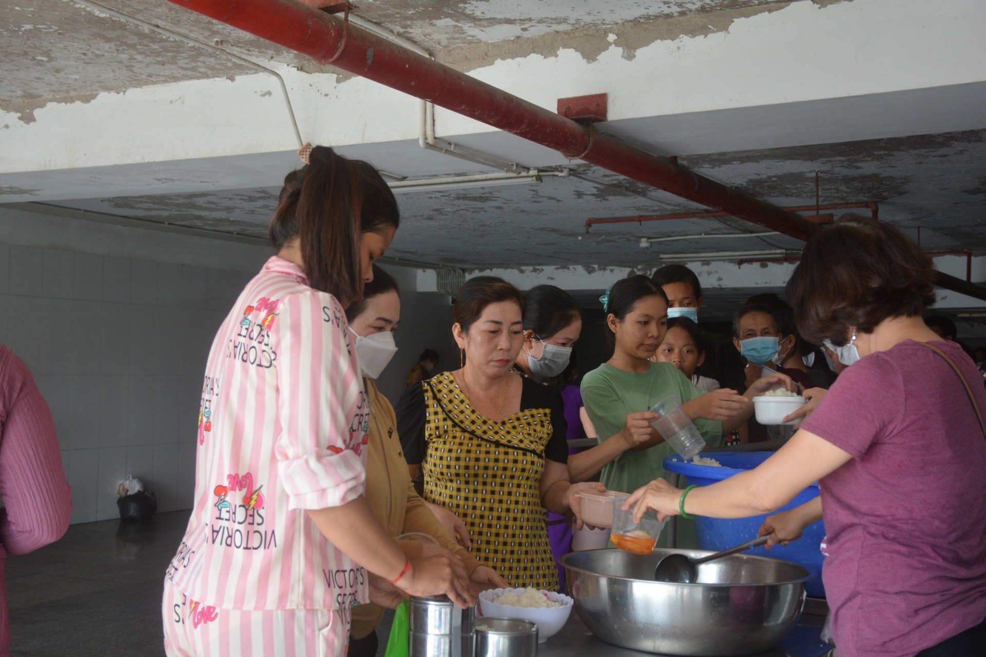 Ấm lòng từ những suất cơm nghĩa tình cho bệnh nhân, người lao động nghèo