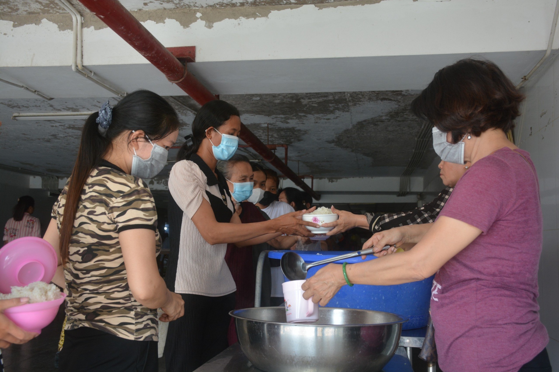 Ấm lòng từ những suất cơm nghĩa tình cho bệnh nhân, người lao động nghèo