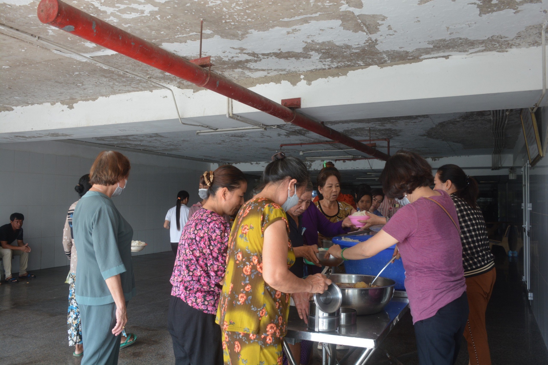 Ấm lòng từ những suất cơm nghĩa tình cho bệnh nhân, người lao động nghèo