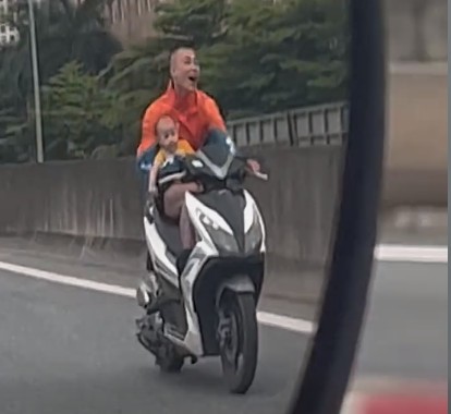 Thót tim với thanh niên một tay bế trẻ em lái xe máy vào đường cấm Thót tim với thanh niên một tay bế trẻ em lái xe máy vào đường cấm