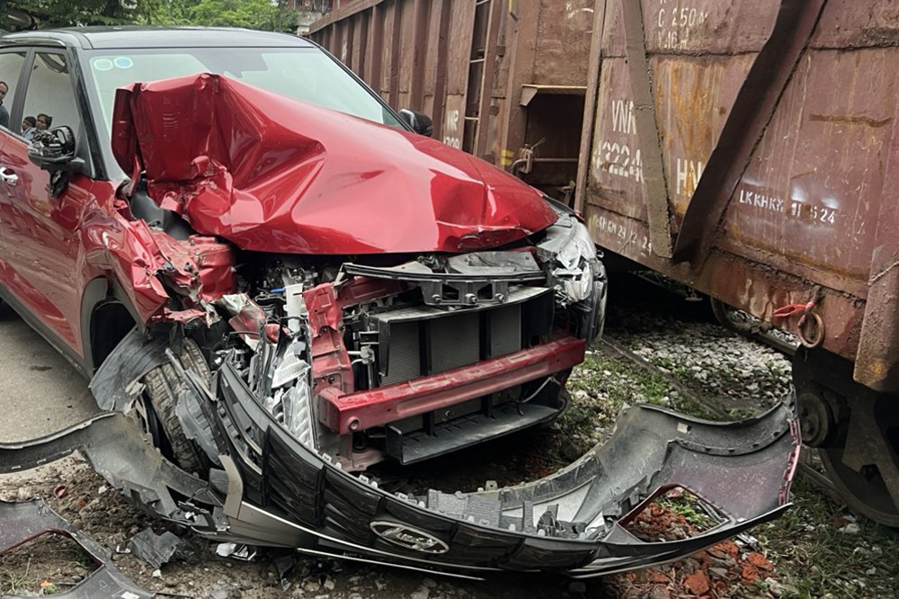 Vụ tàu hỏa đâm Hyundai Creta: Mỗi chuyên gia một ý kiến Vụ tàu hỏa đâm Hyundai Creta: Mỗi chuyên gia một ý kiến