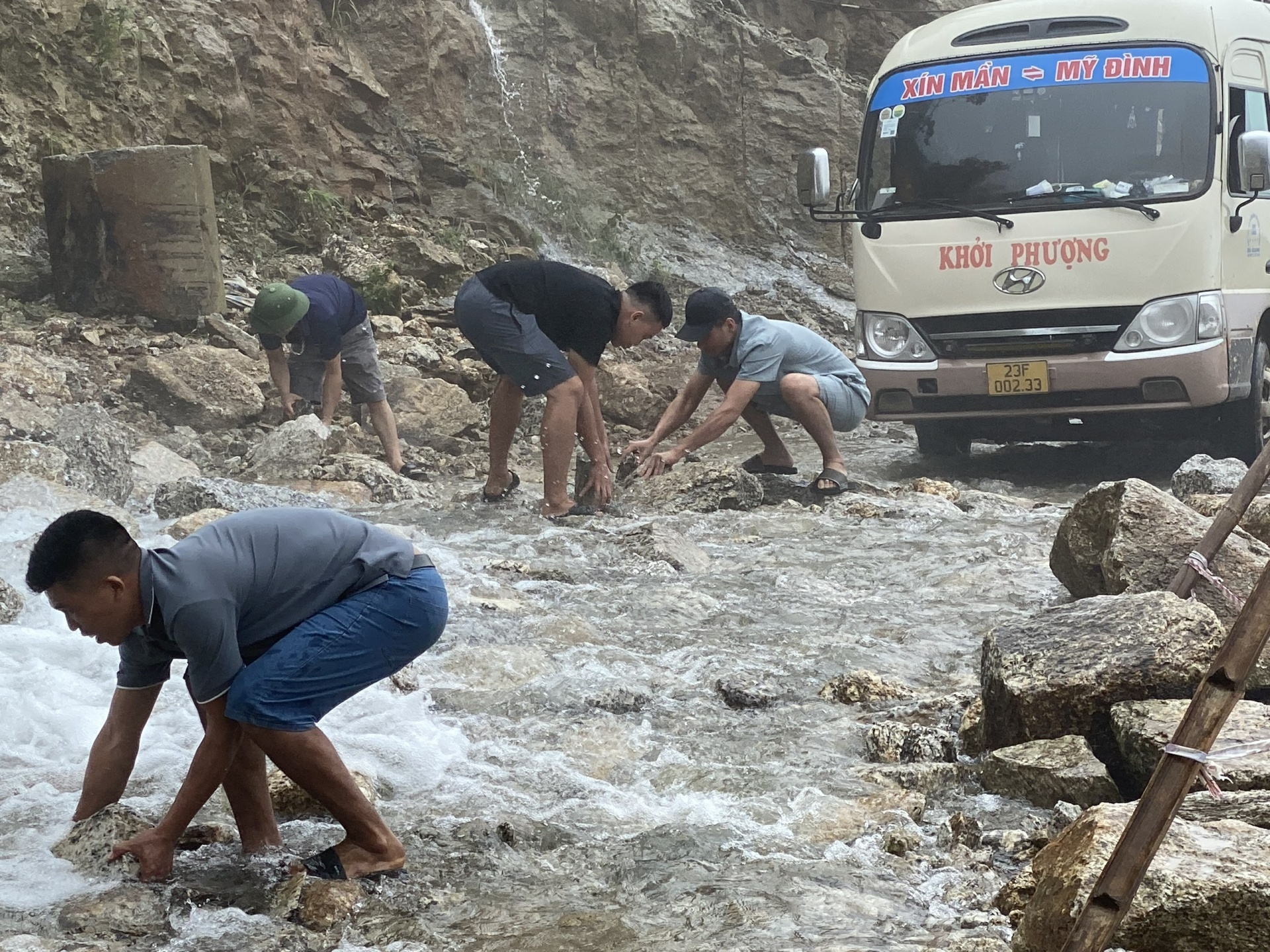 Huyện Hoàng Su Phì bị cô lập do sạt lở, 2 người chết Huyện Hoàng Su Phì bị cô lập do sạt lở, 2 người chết