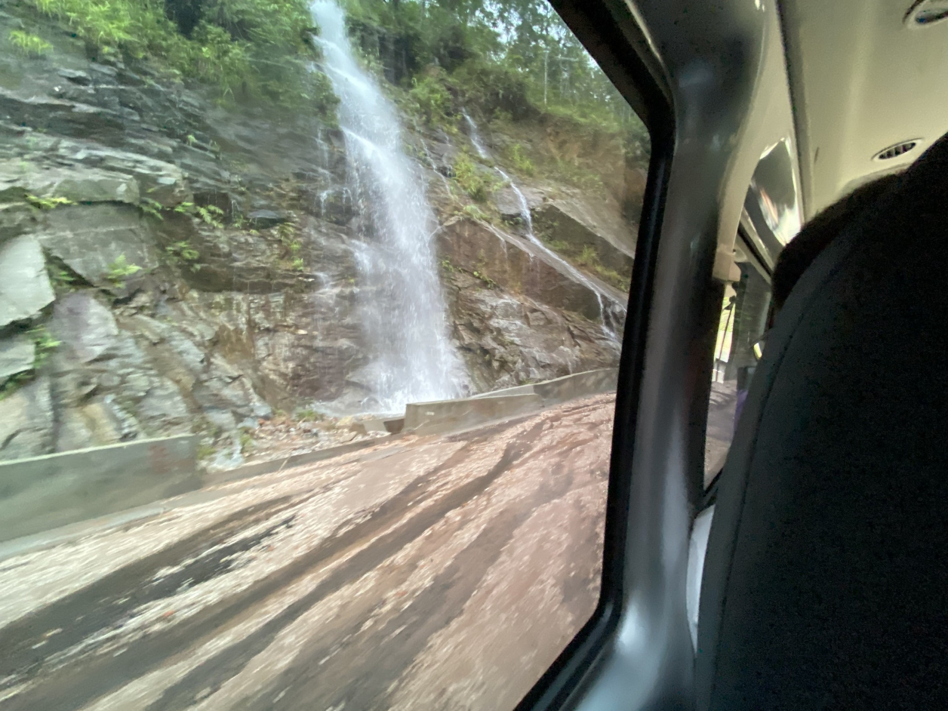 Huyện Hoàng Su Phì bị cô lập do sạt lở, 2 người chết Huyện Hoàng Su Phì bị cô lập do sạt lở, 2 người chết