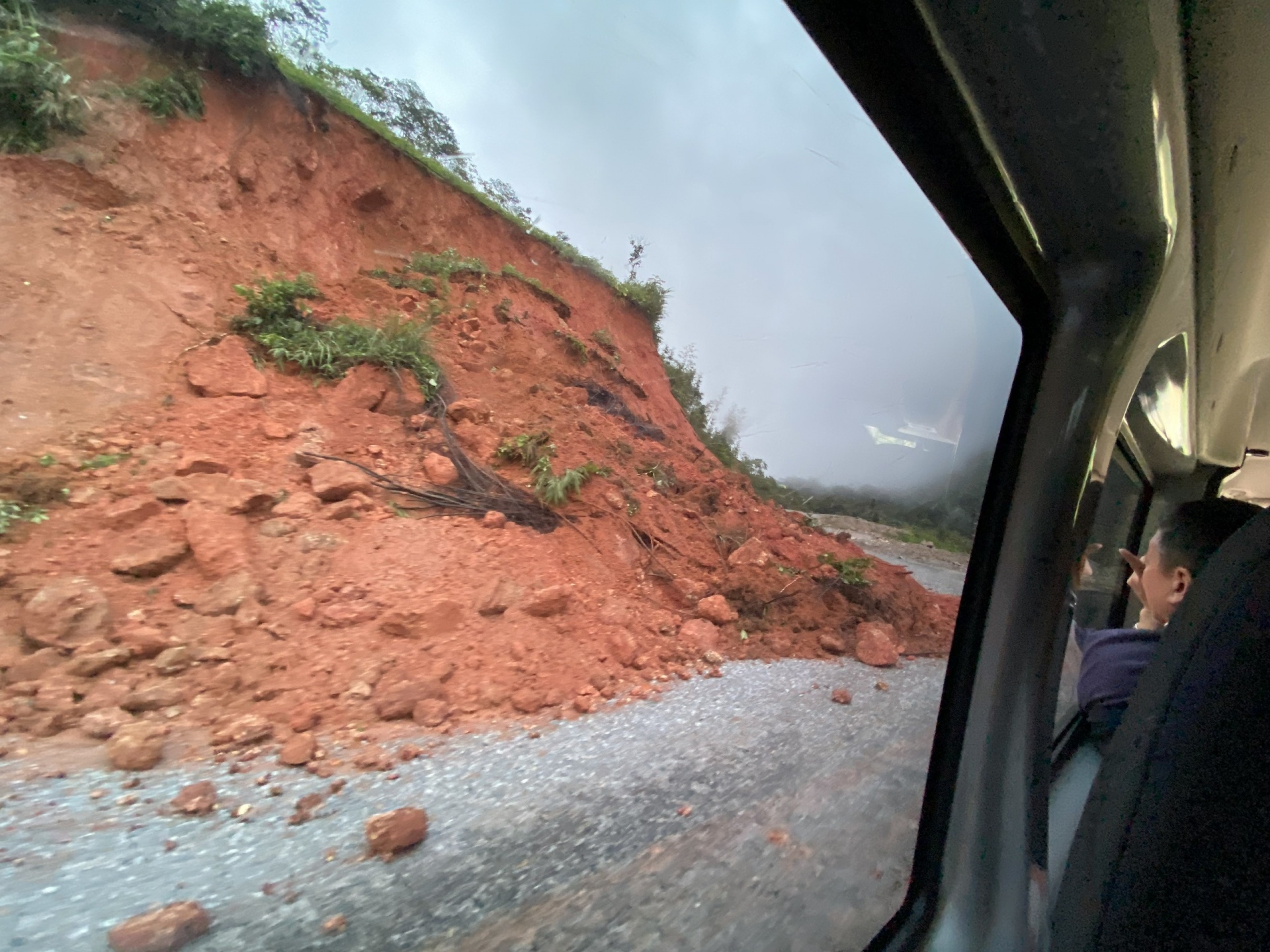 Huyện Hoàng Su Phì bị cô lập do sạt lở, 2 người chết Huyện Hoàng Su Phì bị cô lập do sạt lở, 2 người chết