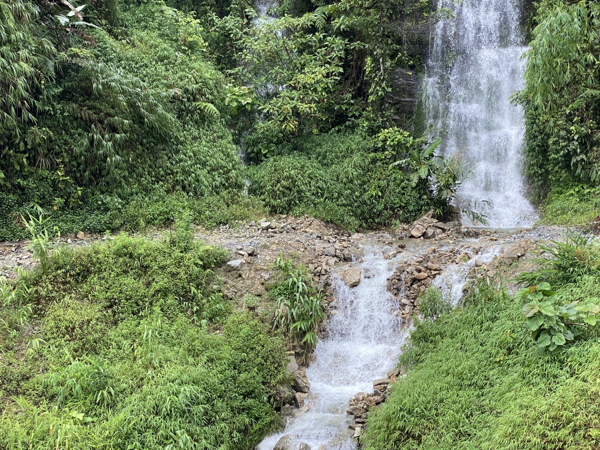 Huyện Hoàng Su Phì bị cô lập do sạt lở, 2 người chết Huyện Hoàng Su Phì bị cô lập do sạt lở, 2 người chết