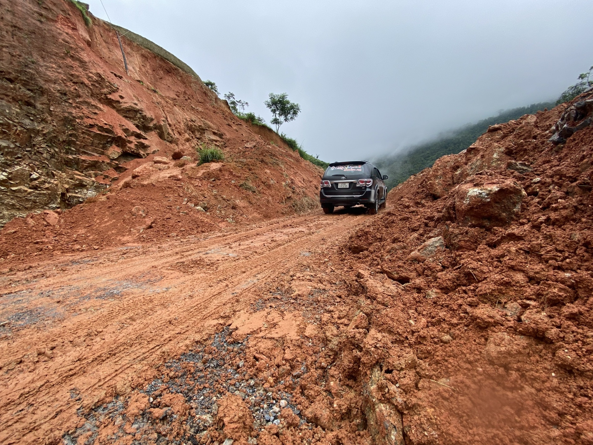 Huyện Hoàng Su Phì bị cô lập do sạt lở, 2 người chết Huyện Hoàng Su Phì bị cô lập do sạt lở, 2 người chết