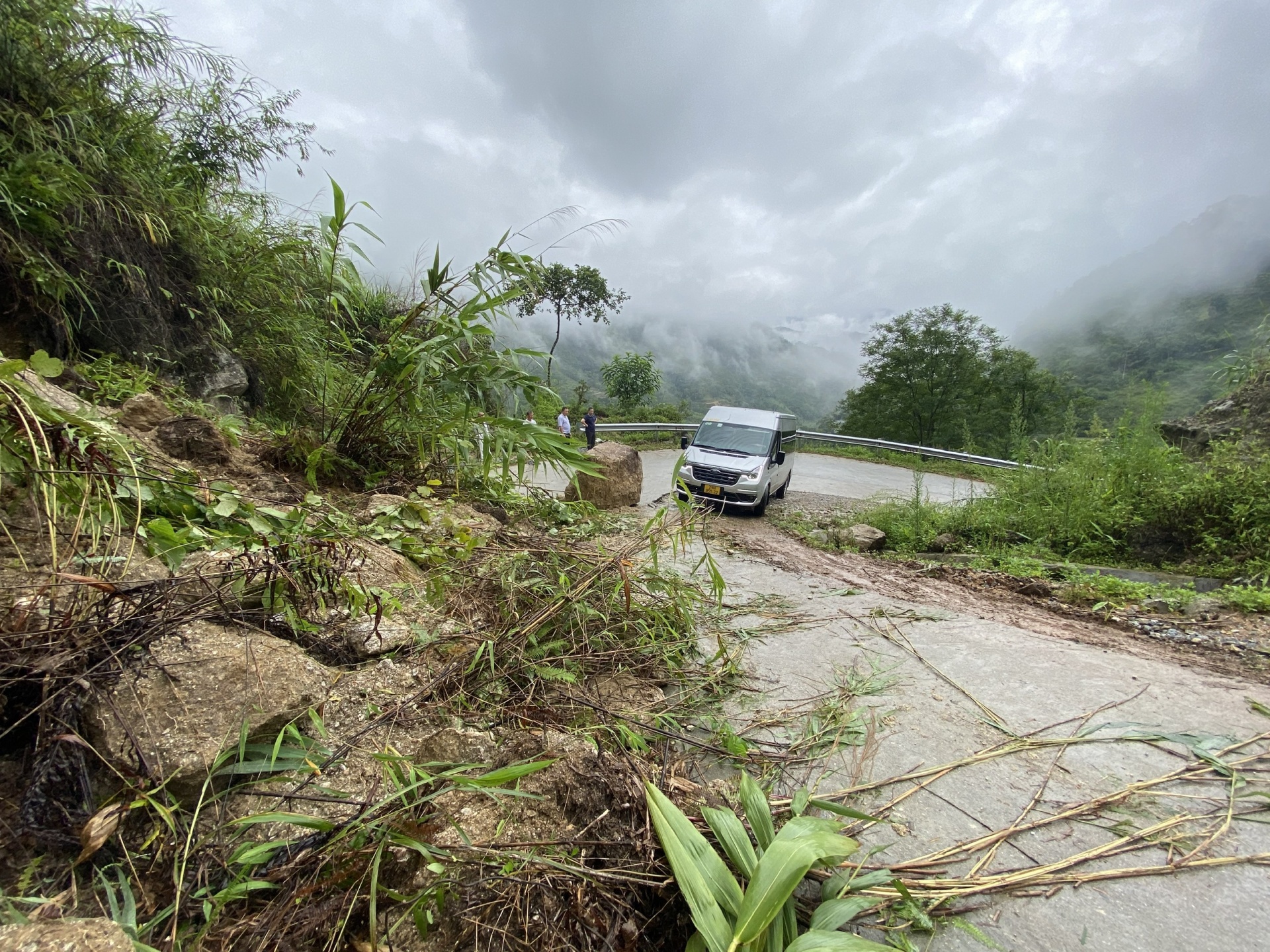 Huyện Hoàng Su Phì bị cô lập do sạt lở, 2 người chết Huyện Hoàng Su Phì bị cô lập do sạt lở, 2 người chết