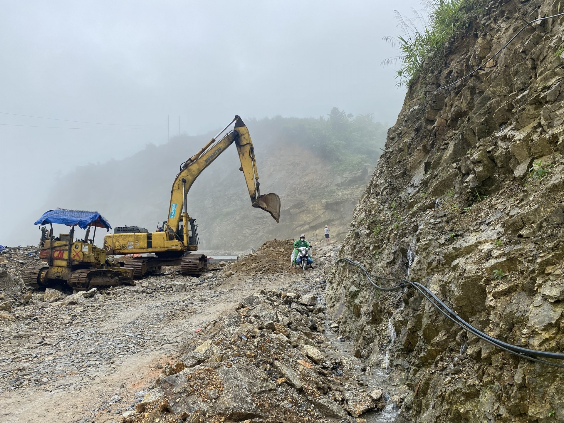 Huyện Hoàng Su Phì bị cô lập do sạt lở, 2 người chết Huyện Hoàng Su Phì bị cô lập do sạt lở, 2 người chết