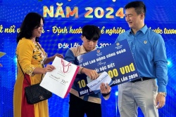 Cậu học sinh nghèo Đắk Lắk rưng rưng dành tiền thưởng mua bò giống làm quà cho mẹ