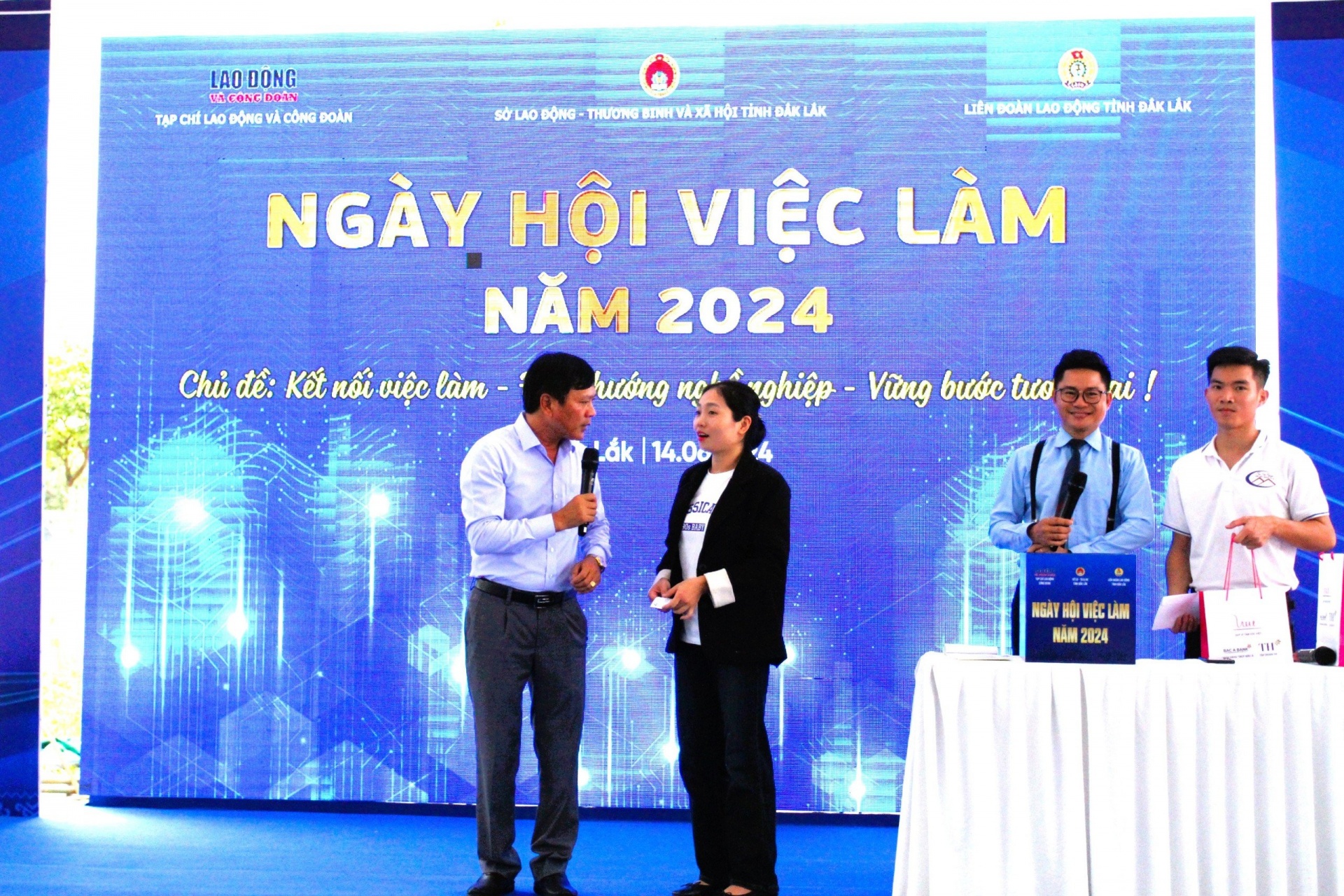 Cậu học sinh nghèo Đắk Lắk rưng rưng dành tiền thưởng mua bò giống làm quà cho mẹ Cậu học sinh nghèo Đắk Lắk rưng rưng dành tiền thưởng mua bò giống làm quà cho mẹ