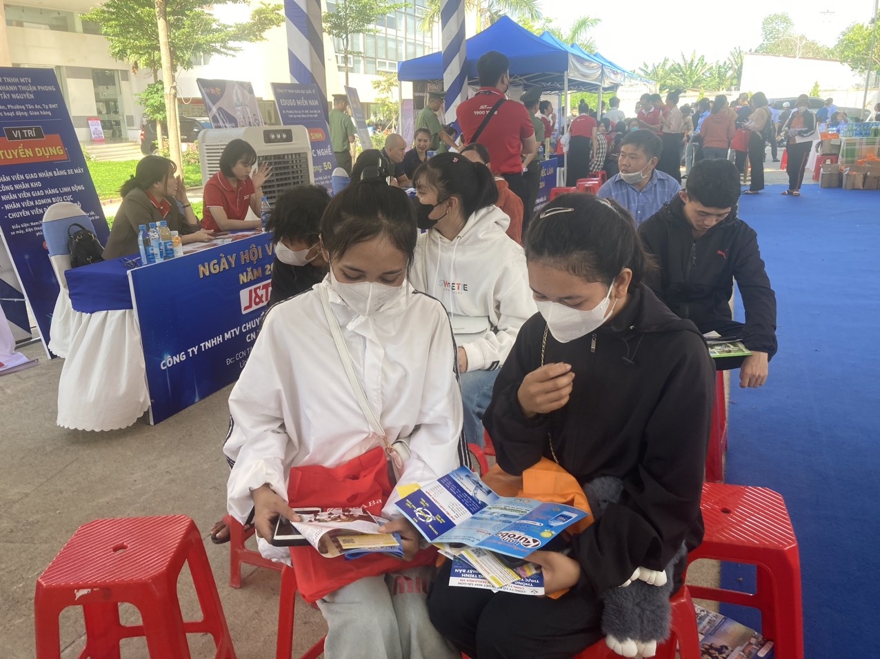 Muôn nẻo đổ về yên ổn...