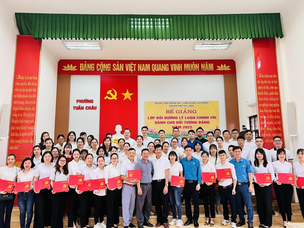 Phát hiện, xây dựng những điển hình, nhân tố phát triển Đảng Phát hiện, xây dựng những điển hình, nhân tố phát triển Đảng