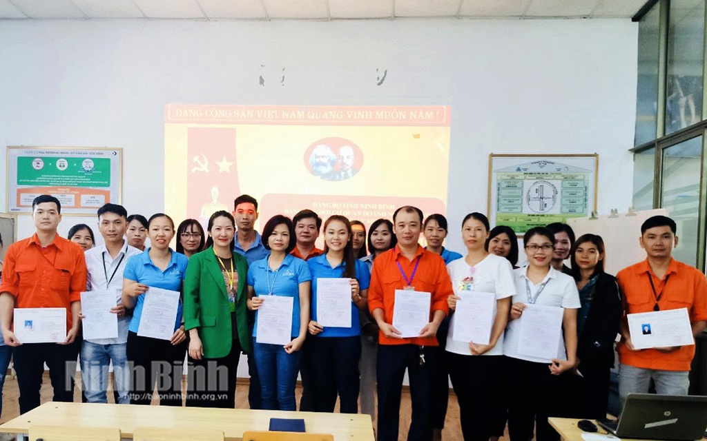 Phát hiện, xây dựng những điển hình, nhân tố phát triển Đảng Phát hiện, xây dựng những điển hình, nhân tố phát triển Đảng