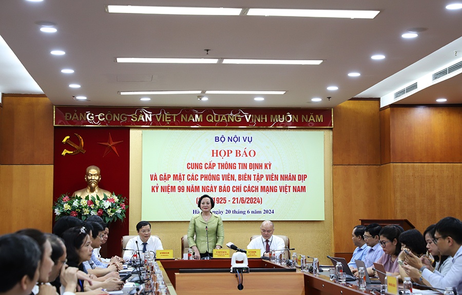 Vì sao chưa bãi bỏ mức lương cơ sở và hệ số lương?