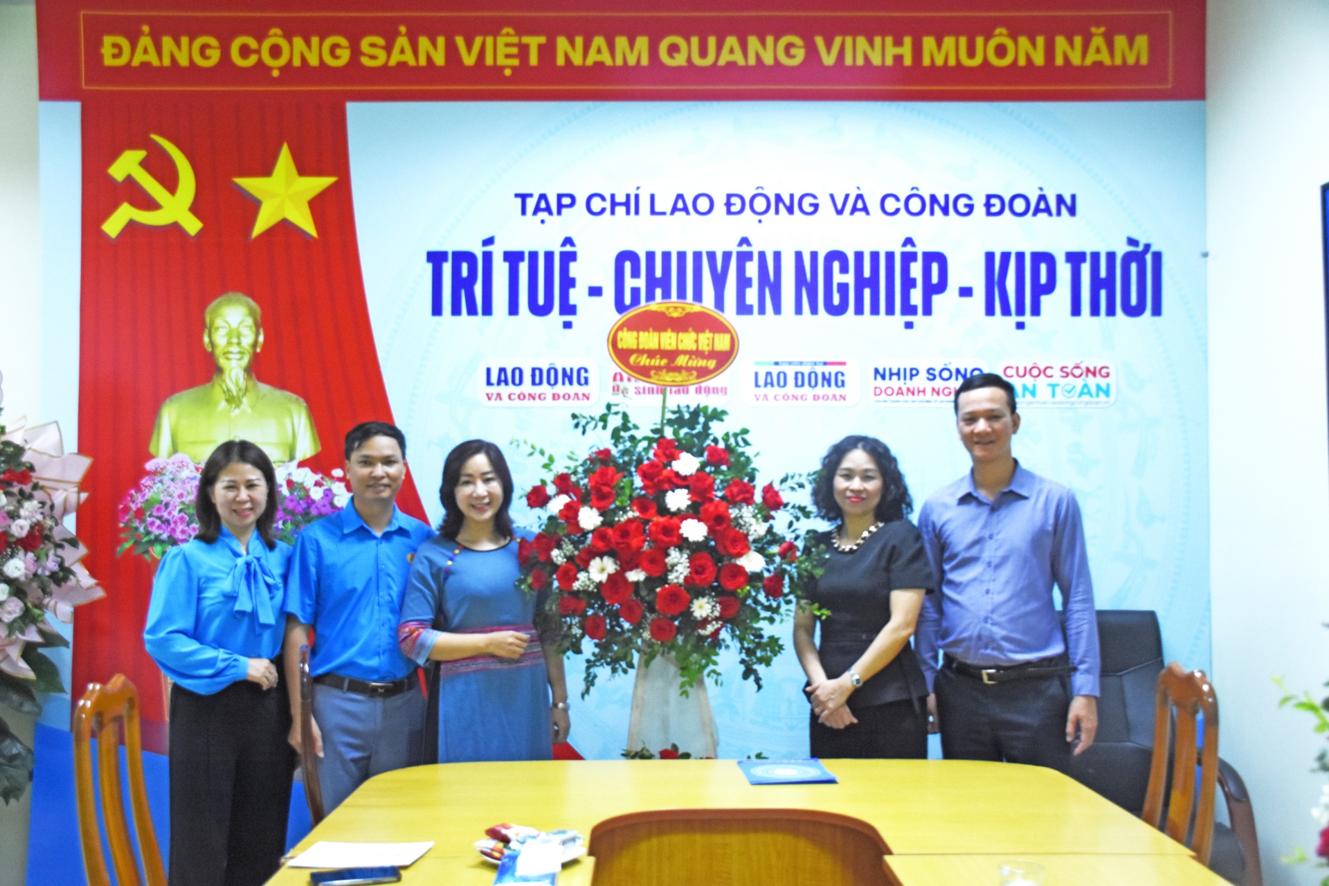 Tạp chí Lao động và Công đoàn cảm ơn những lời chúc mừng dịp 21/6 Tạp chí Lao động và Công đoàn cảm ơn những lời chúc mừng dịp 21/6