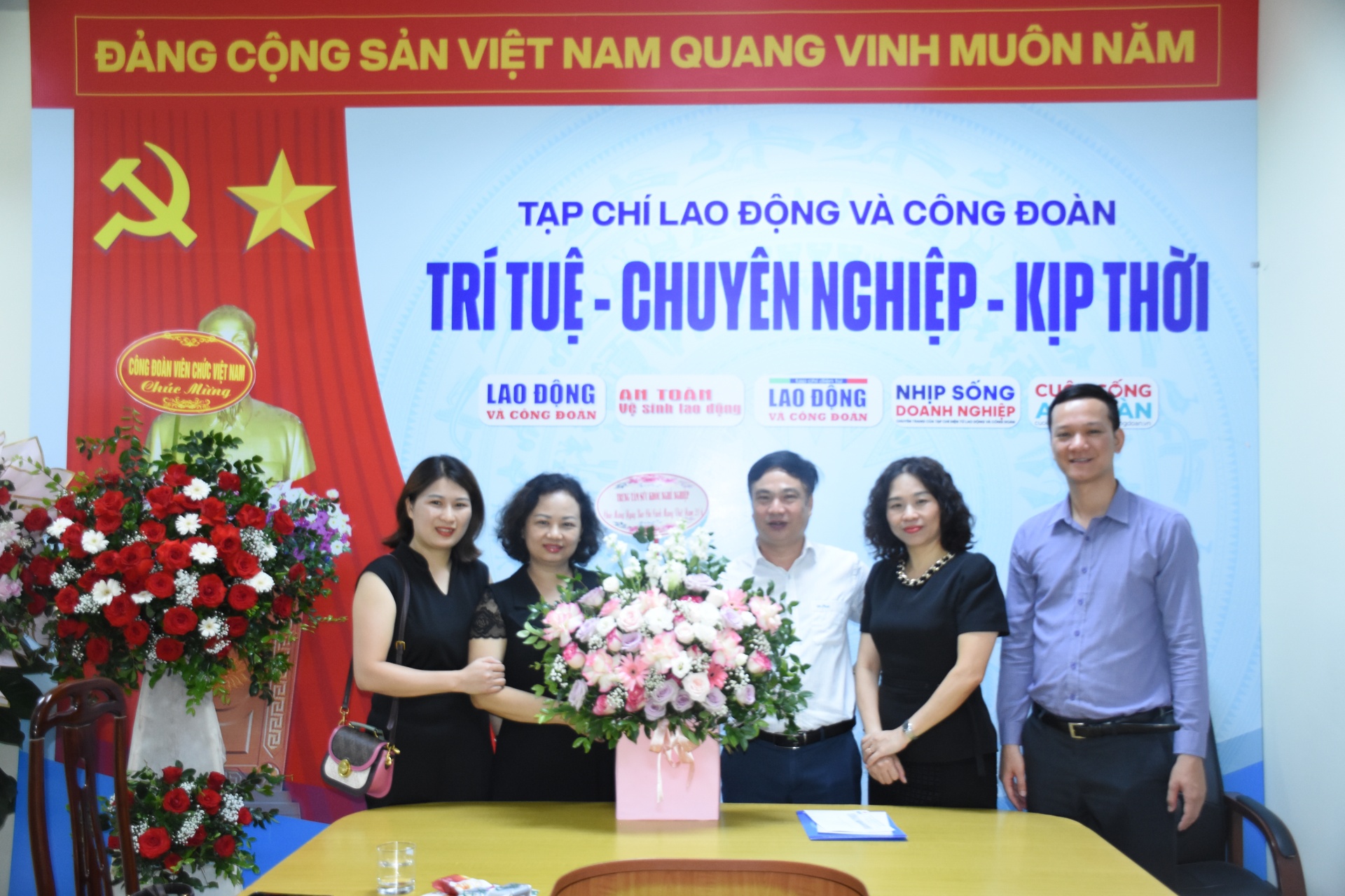 Tạp chí Lao động và Công đoàn cảm ơn những lời chúc mừng dịp 21/6 Tạp chí Lao động và Công đoàn cảm ơn những lời chúc mừng dịp 21/6