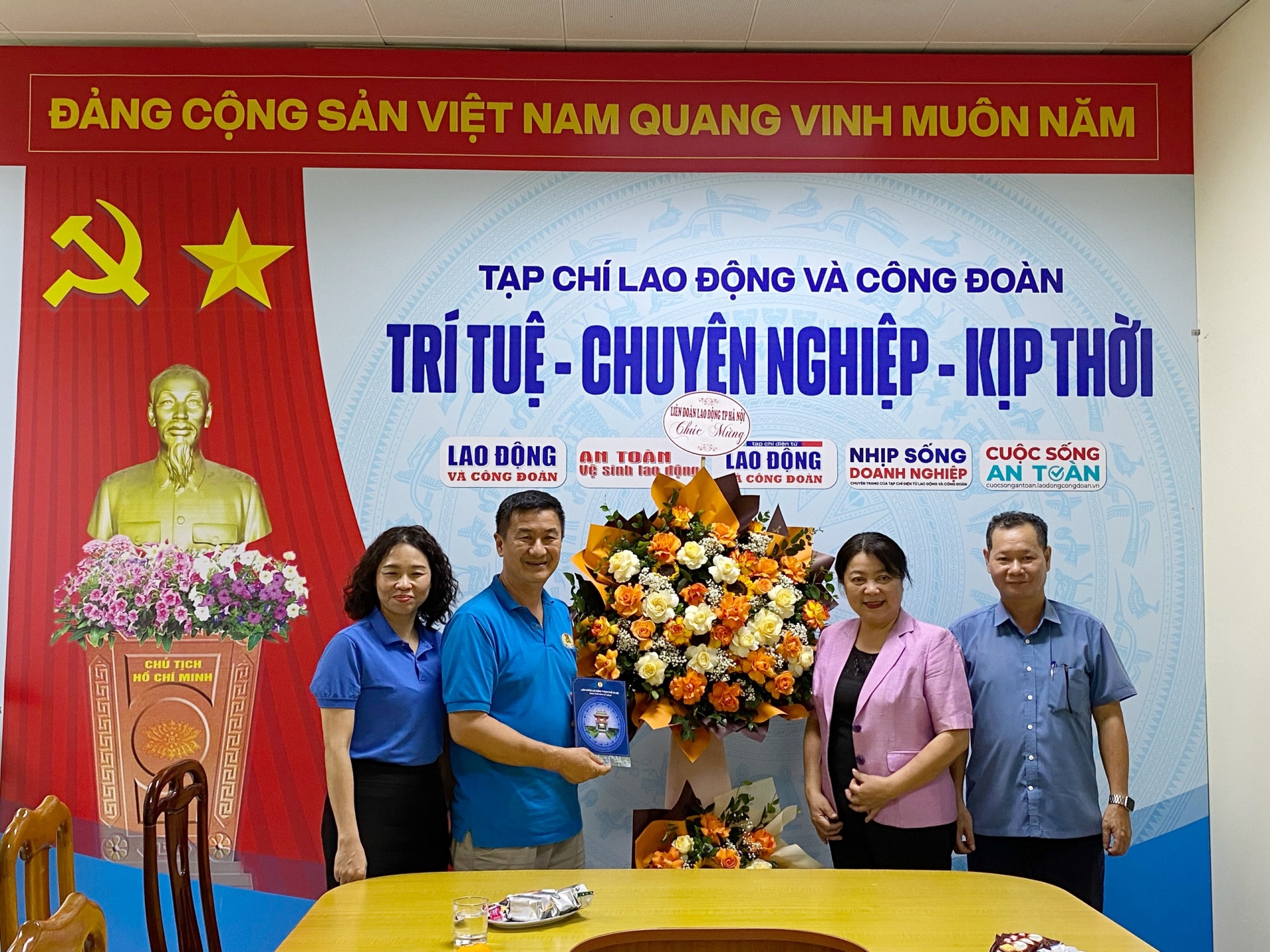 Tạp chí Lao động và Công đoàn cảm ơn những lời chúc mừng dịp 21/6 Tạp chí Lao động và Công đoàn cảm ơn những lời chúc mừng dịp 21/6