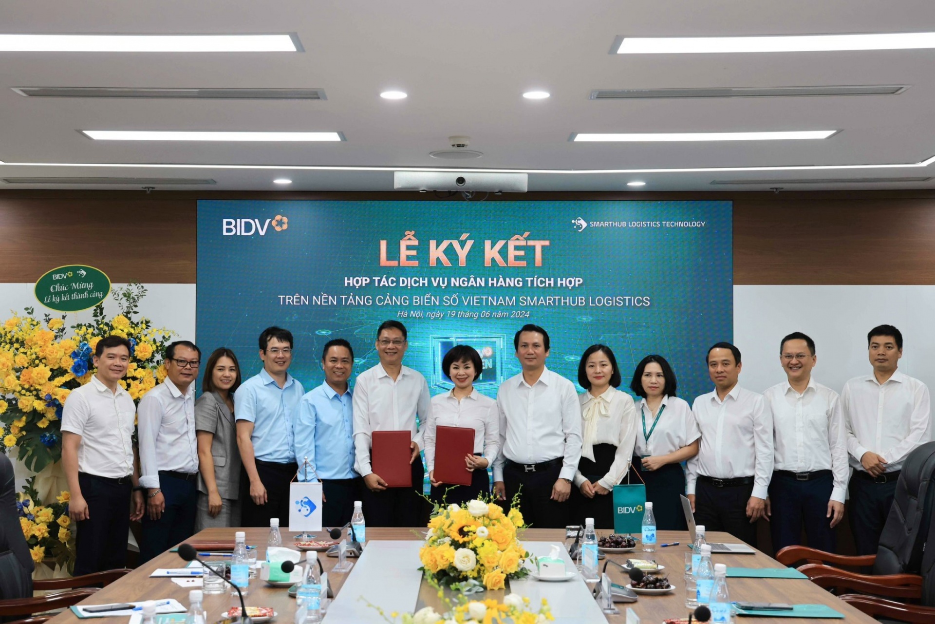 Bà Đỗ Thị Thanh Huyền - Giám đốc Ban Chính sách sản phẩm bán buôn BIDV và ông Nguyễn Anh Việt - Tổng giám đốc Công ty SLT - ký kết Biên bản ghi nhớ. Bà Đỗ Thị Thanh Huyền - Giám đốc Ban Chính sách sản phẩm bán buôn BIDV và ông Nguyễn Anh Việt - Tổng giám đốc Công ty SLT - ký kết Biên bản ghi nhớ.