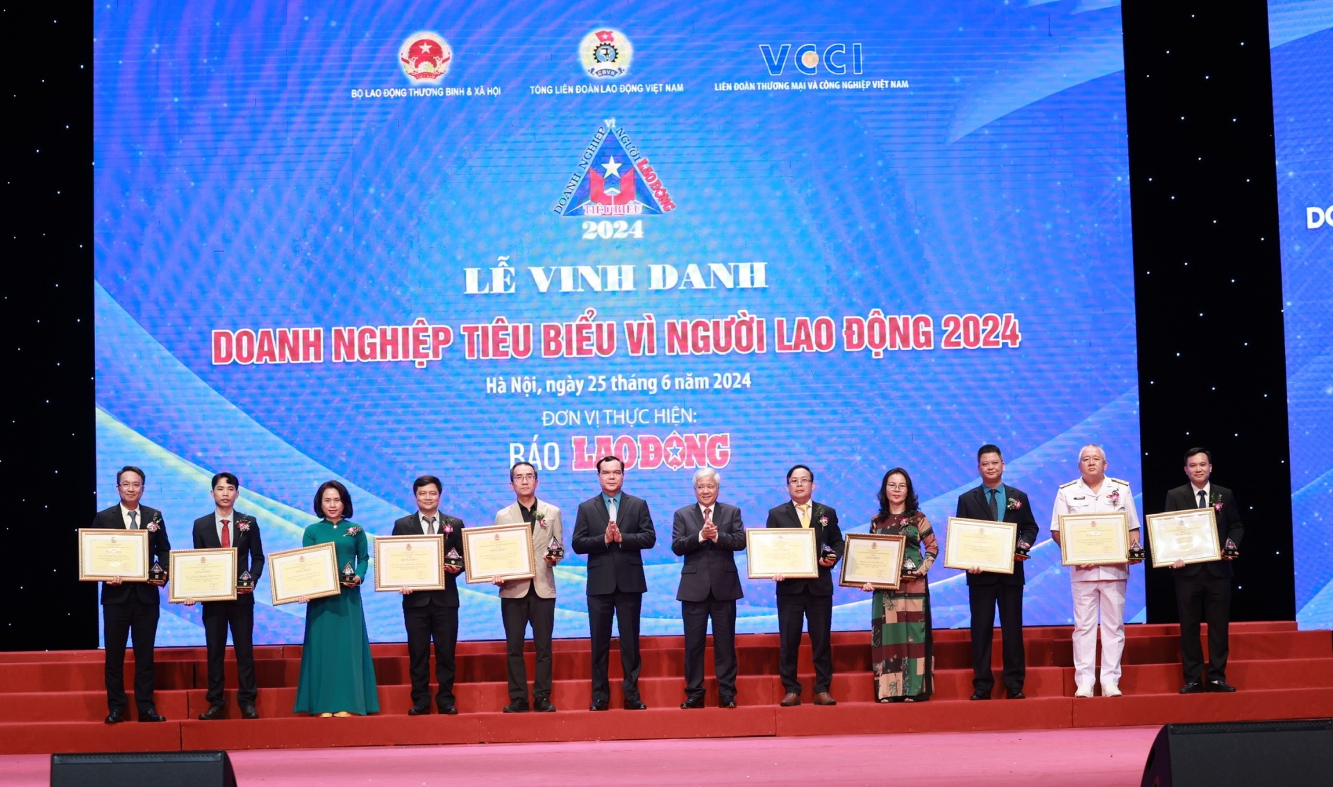 Vinh danh 67 doanh nghiệp tiêu biểu vì người lao động Vinh danh 67 doanh nghiệp tiêu biểu vì người lao động