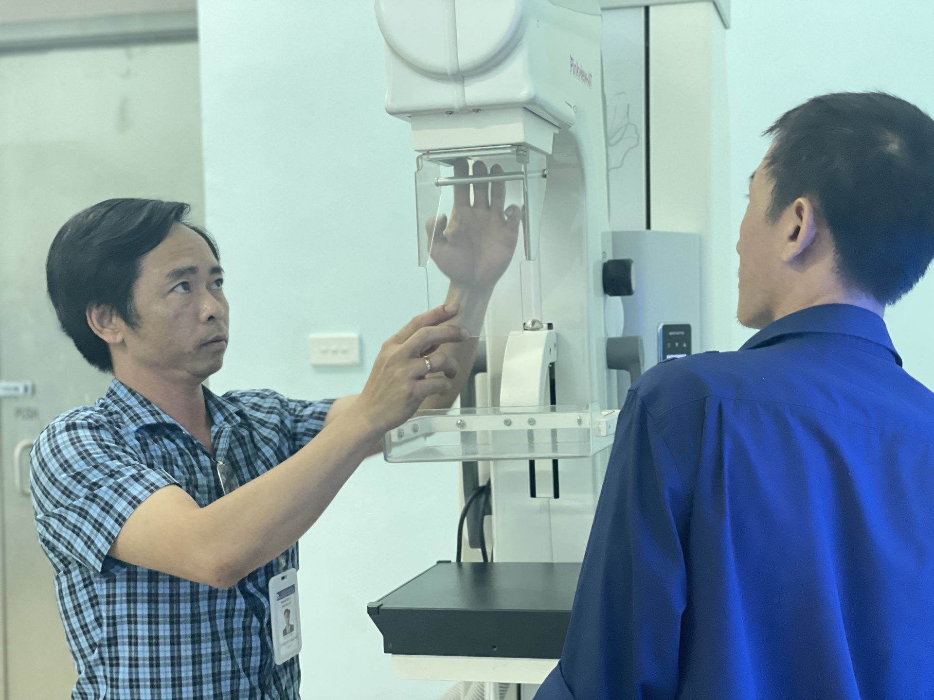 Cán bộ y tế say mê sáng tạo vì sức khỏe nhân dân Cán bộ y tế say mê sáng tạo vì sức khỏe nhân dân