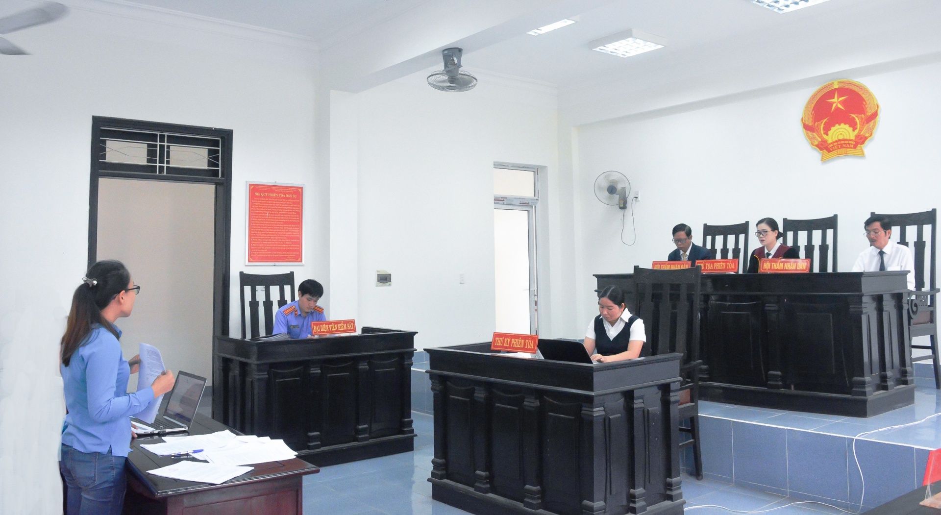 Bài 1:  Người chuyên đi "gỡ" khó khăn pháp lý cho công nhân, người lao động