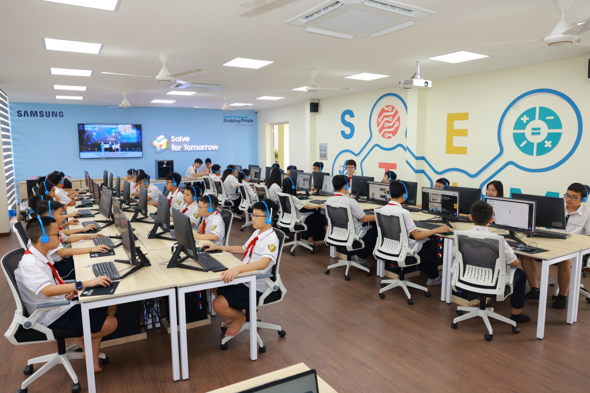 Samsung Việt Nam trao tặng phòng học STEM LAB cho Trường THCS Nam Từ Liêm, Hà Nội Samsung Việt Nam trao tặng phòng học STEM LAB cho Trường THCS Nam Từ Liêm, Hà Nội