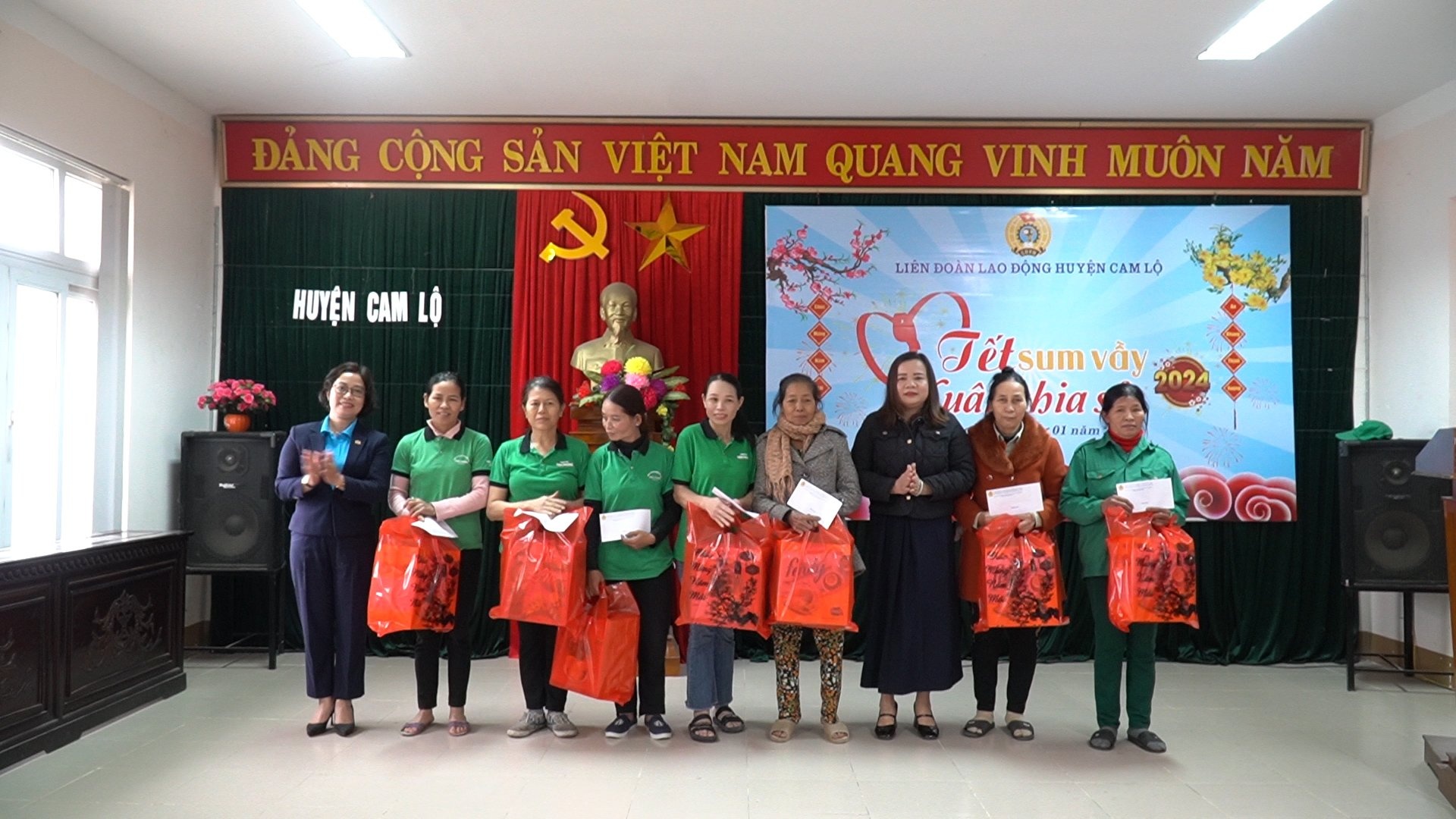 “Điểm tựa” đồng hành cùng sự phát triển của doanh nghiệp ở Cam Lộ “Điểm tựa” đồng hành cùng sự phát triển của doanh nghiệp ở Cam Lộ