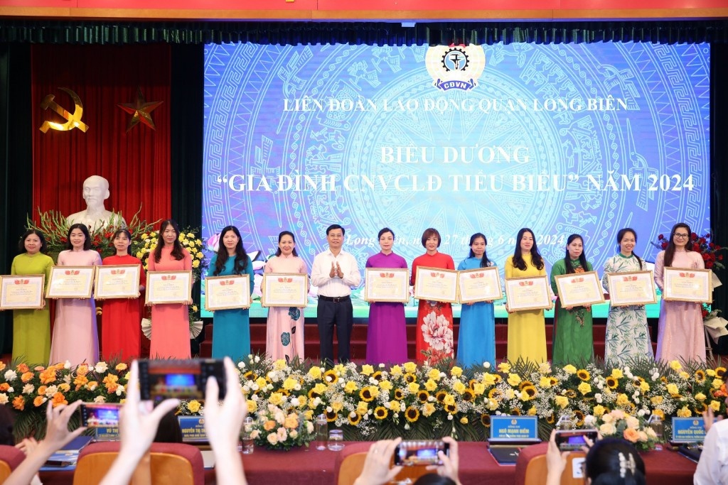 Khen thưởng 124 gia đình công nhân, viên chức tiêu biểu Khen thưởng 124 gia đình công nhân, viên chức tiêu biểu