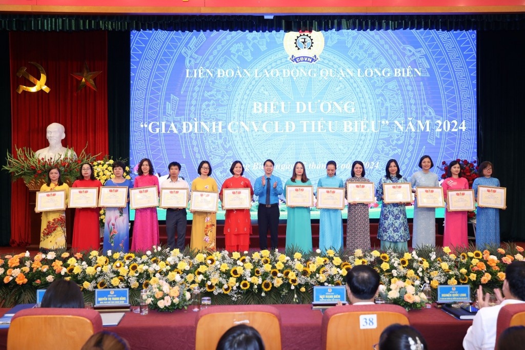 Khen thưởng 124 gia đình công nhân, viên chức tiêu biểu Khen thưởng 124 gia đình công nhân, viên chức tiêu biểu