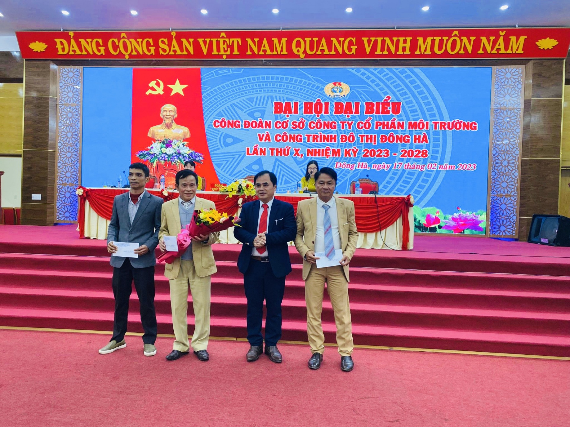 “Một đội ngũ, một mục tiêu” cho đời xanh mãi “Một đội ngũ, một mục tiêu” cho đời xanh mãi